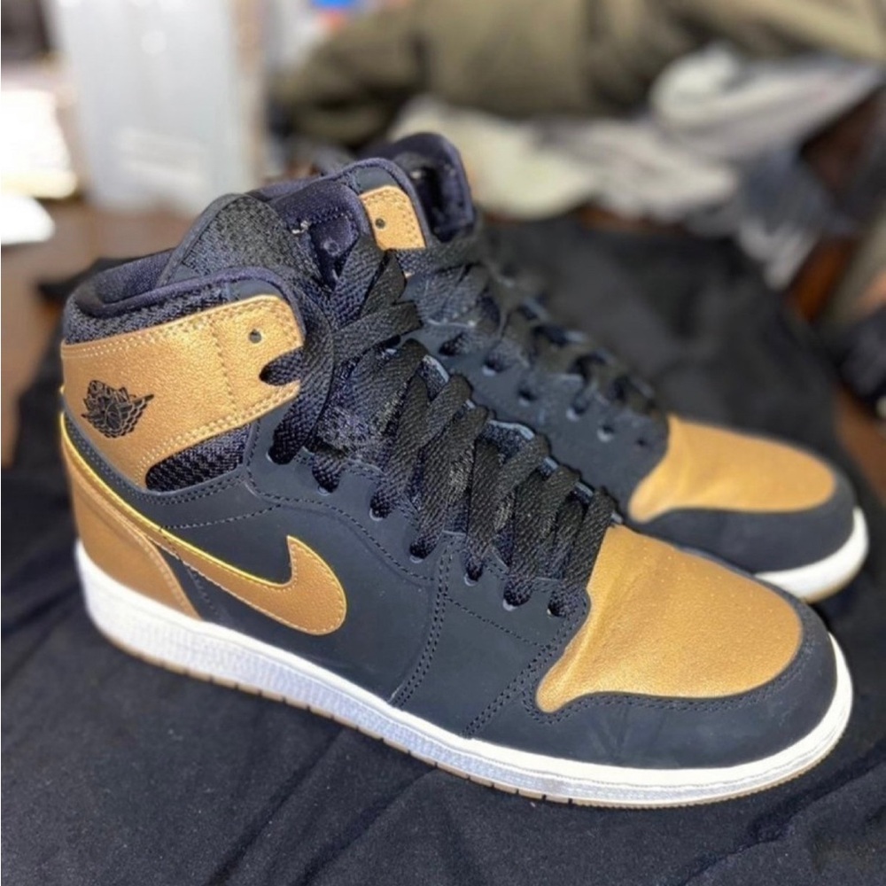Air Jordan 1 Retro High (gs) black/gold ‘Melo’ size 7